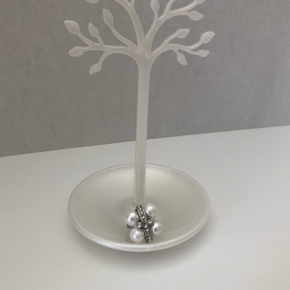 Guess Pearl Cluster Ring - Picture 4 of 6